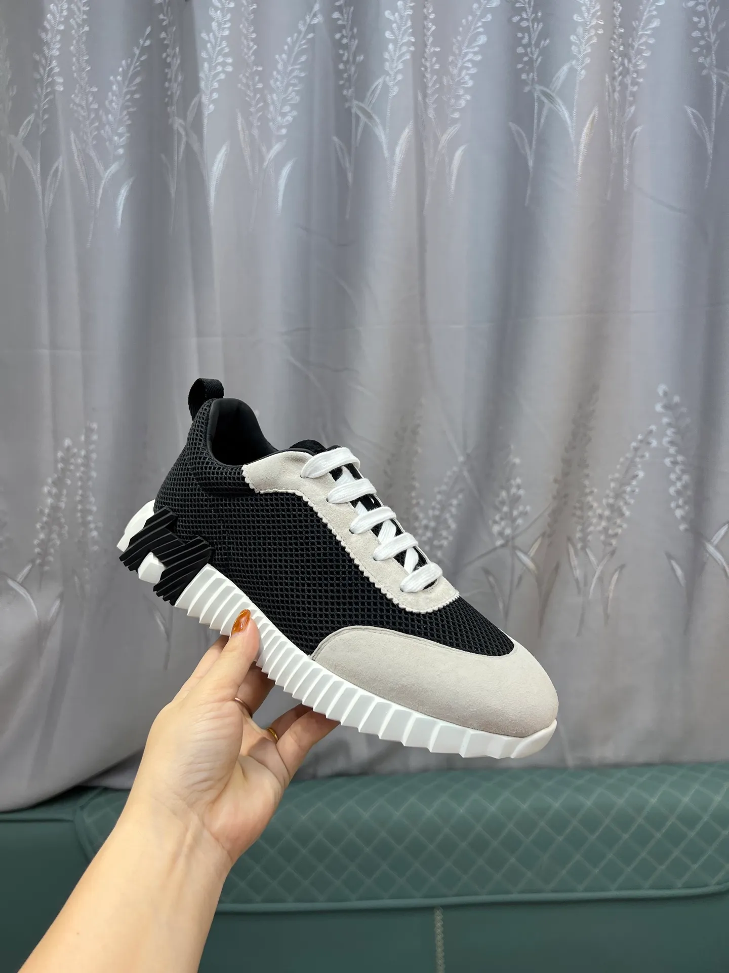 Men's shoes 💰660 Exclusive real shot (top version) Hermes new autumn and winter sports shoes. One of the most comfortable shoes from Hermes. Very light on the feet and good-looking. You will not be tired even if you go shopping. The overall suede feels very good. It is very beautiful and versatile. Very light and comfortable. Fabric: Imported high mercerized sheep/original single rain velvet. Lining: Imported silk sheepskin for the lining insole. Outsole: Seamless combination of IP+TPU (multi-color letters) German technology irradiation machine Size: Male 39-46 (Male 38 45 46 customized) Top quality, simultaneous full set of packaging